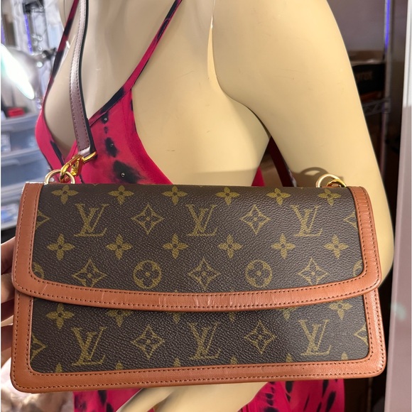 Louis Vuitton Dame Clutch Pouch professionally converted to Sling Cross-bag - Picture 4 of 16
